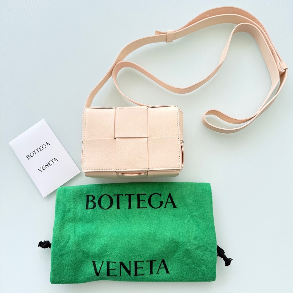 Bottega Veneta Cassette Wallet on Strap Pink Maxi Intrecciato Leather 667048 - Picture 2 of 15